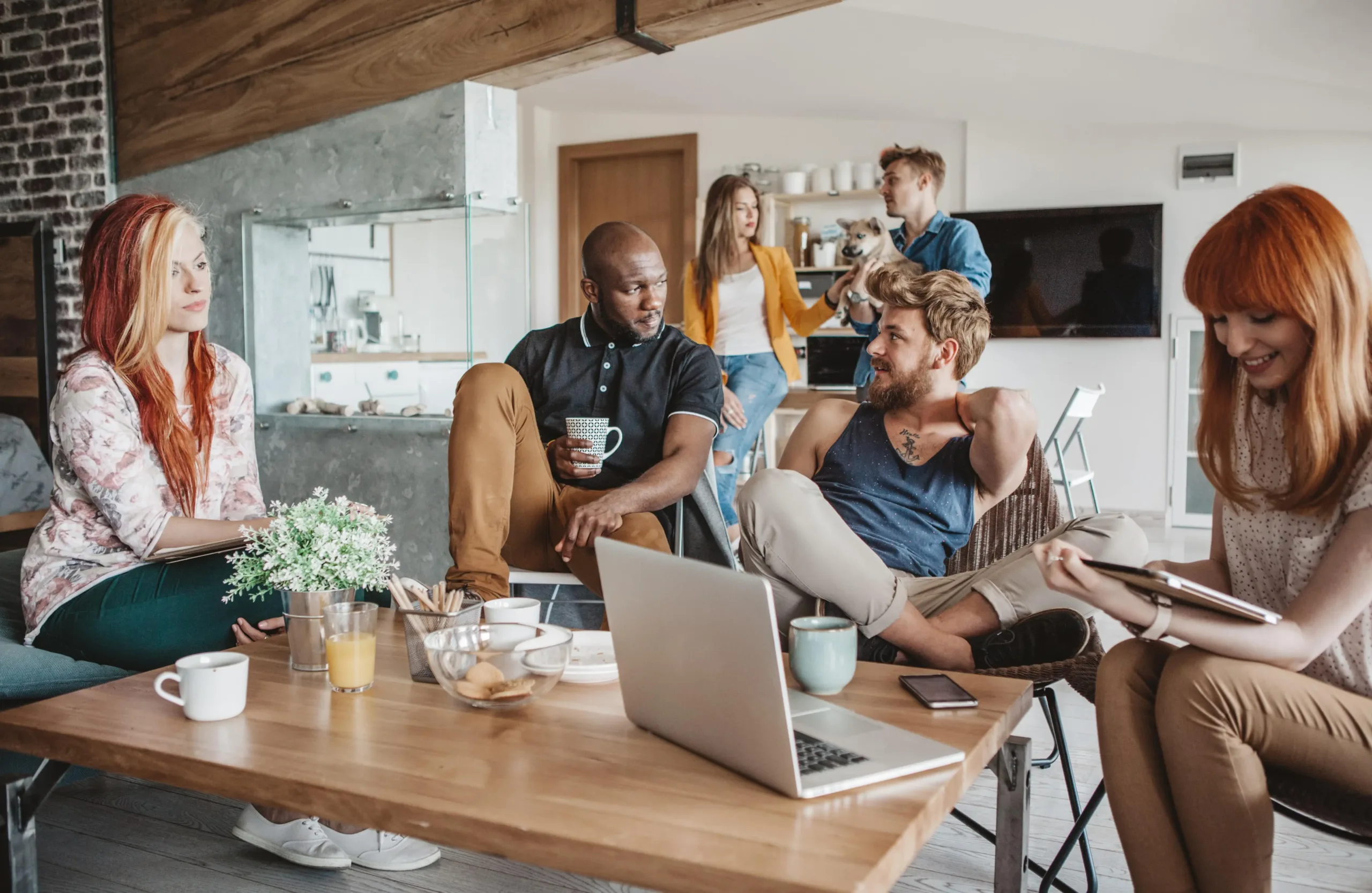 Des jeunes actifs dans une résidence de coliving