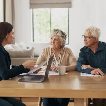 Une conseillère explique à un couple de seniors le fonctionnement du viager mutualisé