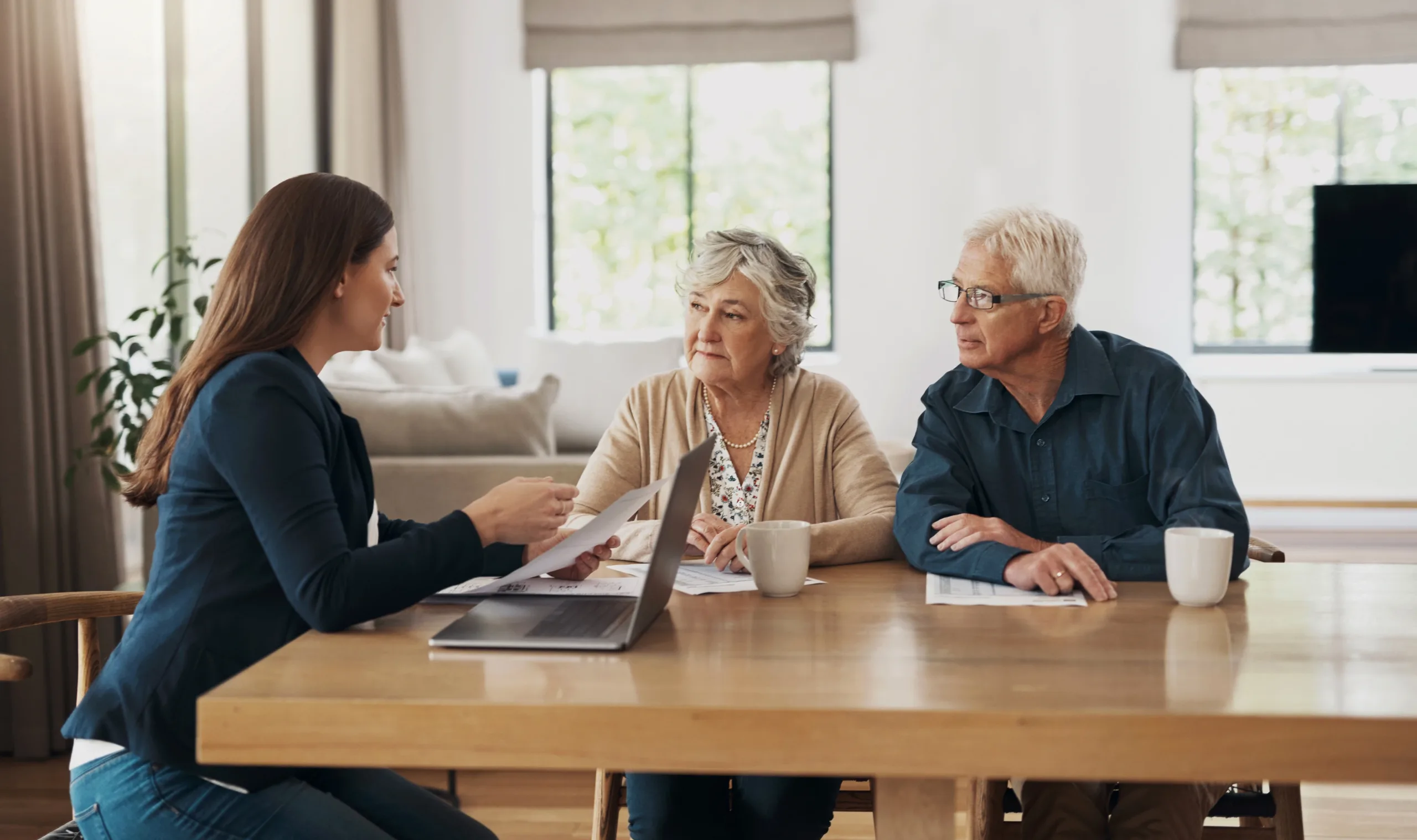 Une conseillère explique à un couple de seniors le fonctionnement du viager mutualisé