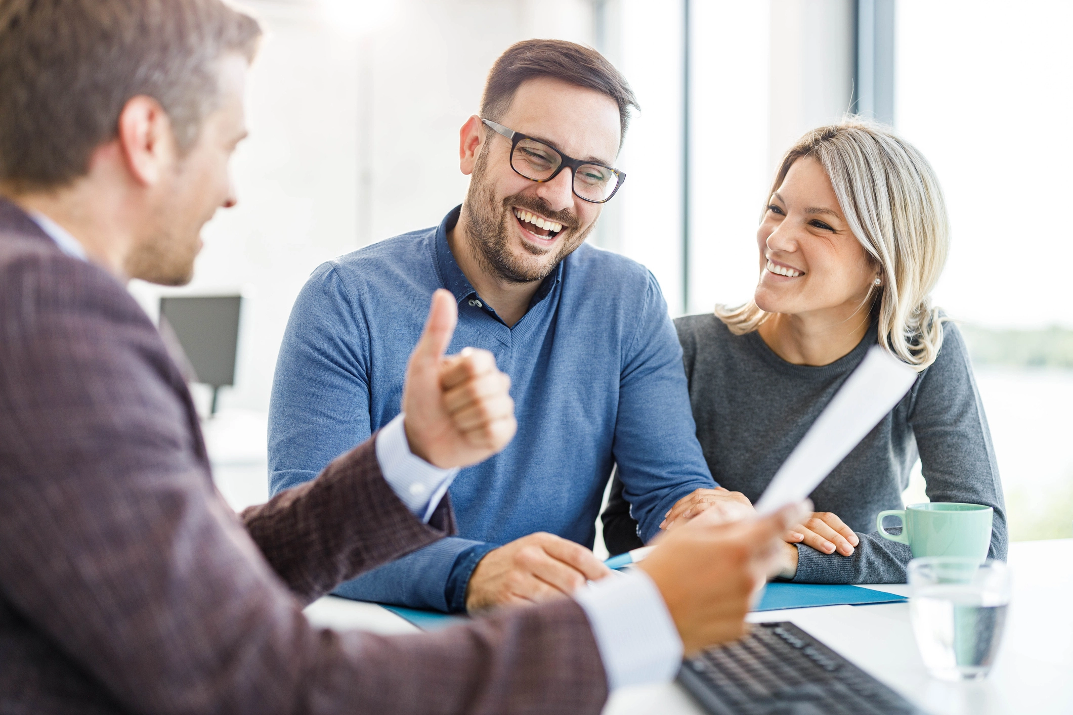 Un couple heureux signe un contrat pour son projet immobilier