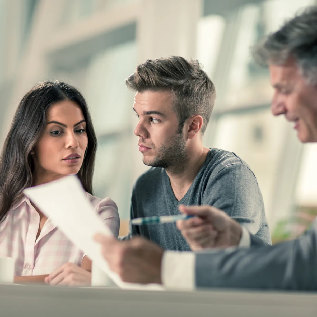 Un couple méfiant face à un agent immobilier