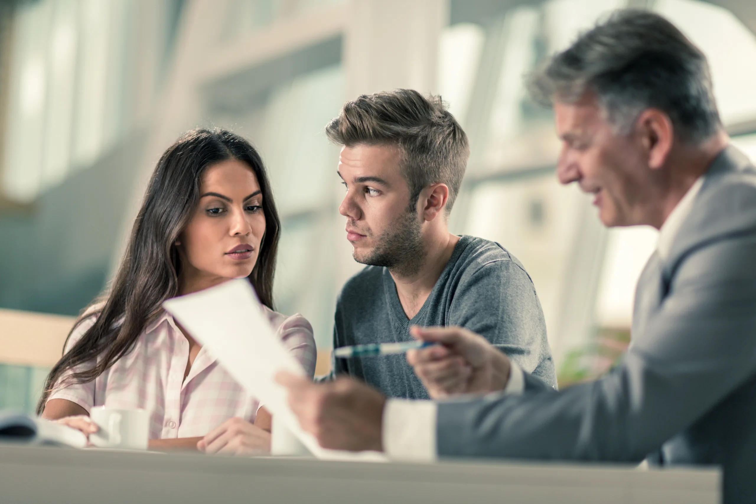 Un couple méfiant face à un agent immobilier