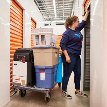 Une femme rangeant ses affaires dans sa box de stockage