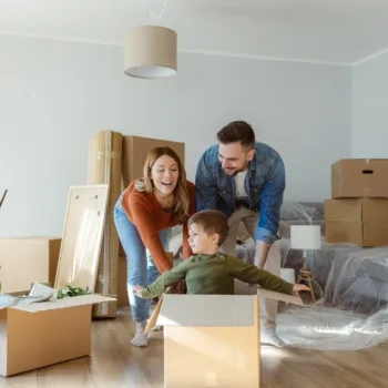 Une famille joyeuse et enjouée s'amuse à emménager dans un nouvel appartement