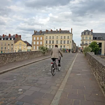 Des maisons face au Vieux Pont de Laval, en France