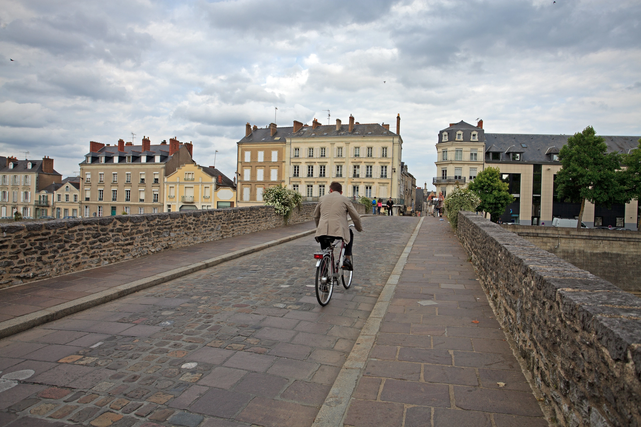 Des maisons face au Vieux Pont de Laval, en France