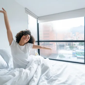 Femme se réveillant le matin et bâillant dans le lit